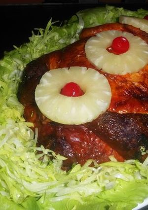 Una foto de Pollo semicrollo relleno con glaseado de piña