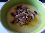Una foto de crema de calabaza y apio