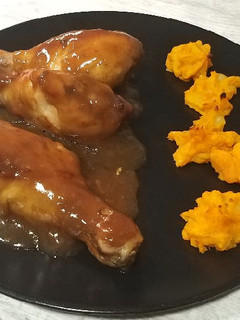 Una foto de Muslitos de pollo a la cerveza negra