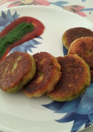 A picture of Cheesy mint aloo tikki.