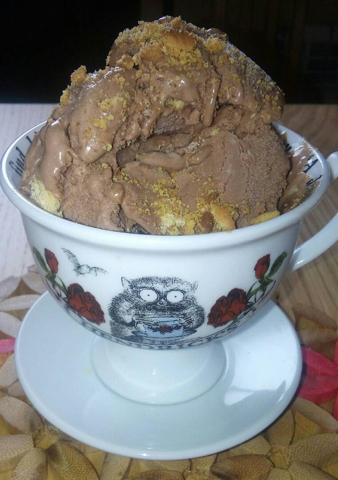 Una foto de Helado cremoso de chocolate con galletas (Con o sin heladera)