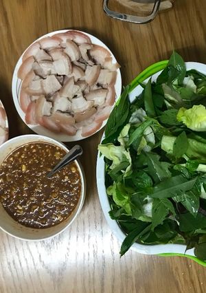 Hình của món Thịt luộc rau sống cuốn bánh tráng.