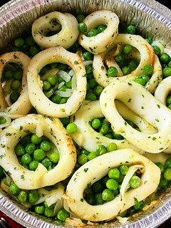 Una foto de Calamares con guisantes en la Freidora de aire (Airfryer)