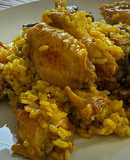 Arroz con alitas de pollo adobadas y setas