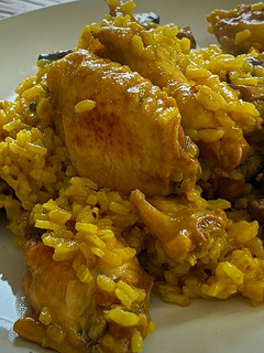 Una foto de Arroz con alitas de pollo adobadas y setas