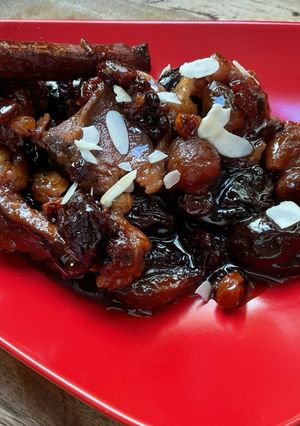 Une photo de Côtelettes d’agneau 🥩🍋🥜🫘confites aux fruits secs🍯