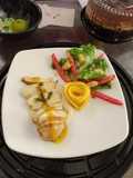 Suprema de pollo a las finas hierbas en salsa bechamel de mango