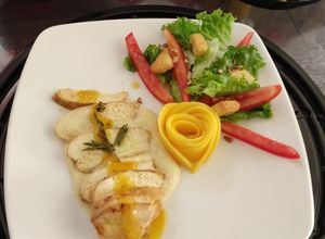 Una foto de Suprema de pollo a las finas hierbas en salsa bechamel de mango