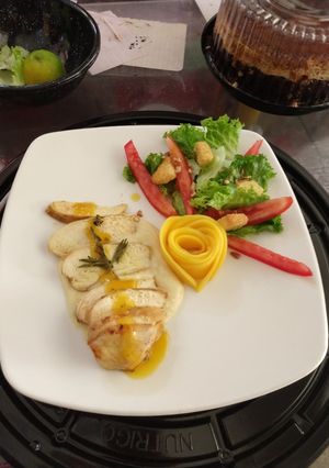Una foto de Suprema de pollo a las finas hierbas en salsa bechamel de mango