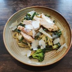 A picture of Hot chicken and stir-fried vegetables pasta.