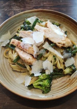 A picture of Hot chicken and stir-fried vegetables pasta.