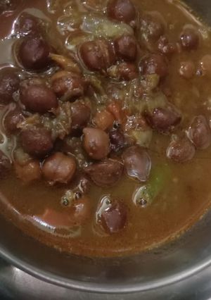 A picture of Black chickpeas.