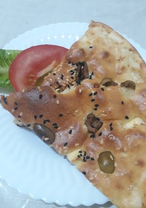 A picture of Thyme and cheese pie.