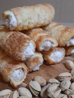 Una foto de Canutillos rellenos de ricotta y chocolate de caramelo salado