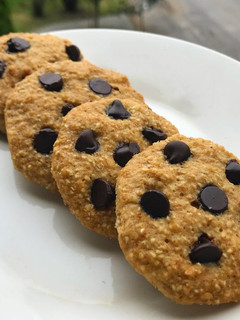 Una foto de Cookies / galletitas de avena y chips de chocolate saludables. Sin azúcar, sin manteca