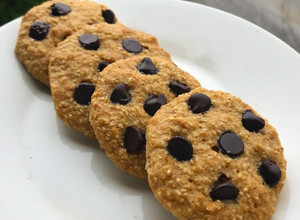 Una foto de Cookies / galletitas de avena y chips de chocolate saludables. Sin azúcar, sin manteca
