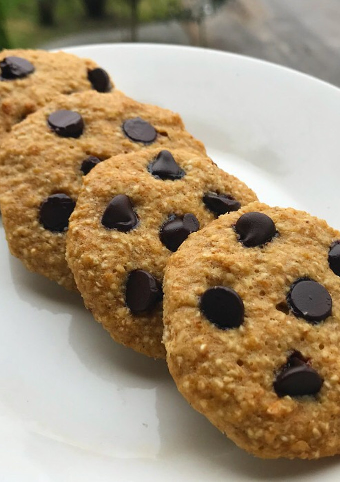 Una foto de Cookies / galletitas de avena y chips de chocolate saludables. Sin azúcar, sin manteca