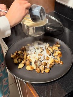 奶油煎馬鈴薯塊尬自製起司醬 的食譜成品照片