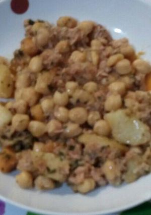 Foto principal de Garbanzos con patatas y pescado en lata