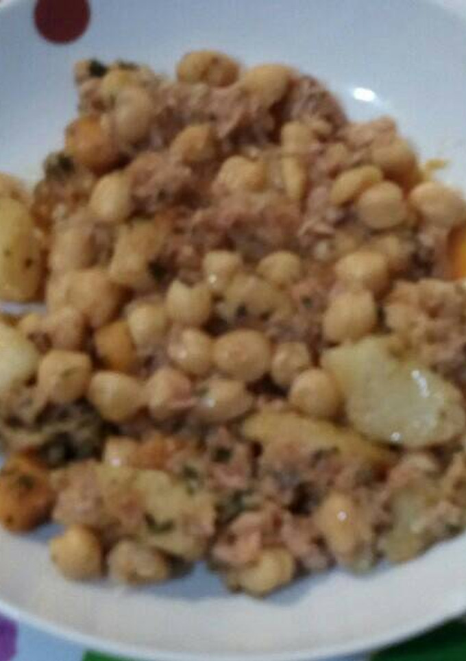 Una foto de Garbanzos con patatas y pescado en lata