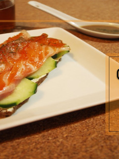 Una foto de Gravlax-salmón marinado