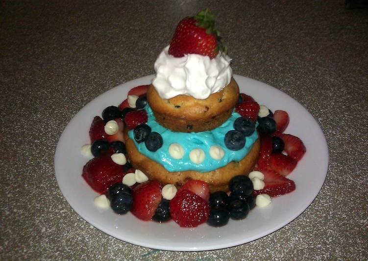 Simple Way to Prepare Favorite Rick&#39;s Red White and Blue Cheese-Berry Muffincake for Two