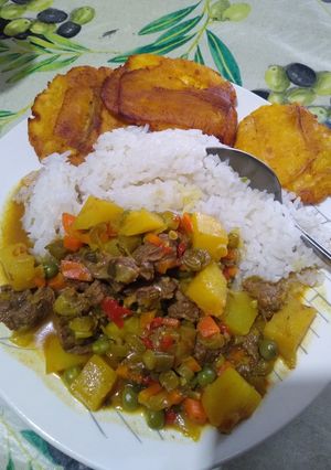 Una foto de Guisadito de carne con verduras