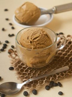 કોફી આઈસ્ક્રીમ (Coffee Icecream Recipe In Gujarati) રેસીપી મુખ્ય ફોટો