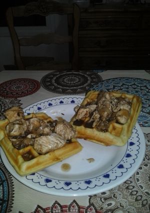 Una foto de Waffles con pollo agridulce sin harina y sin huevo, sin leche!