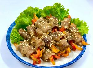 Hình của món Ba Chỉ Bò Cuộn Ớt Chuông Áp Chảo.
