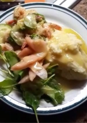 Una foto de Camarones al ajillo con vegetales mixtos