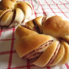 A picture of Spiral Anpan Made with a Bread Machine.