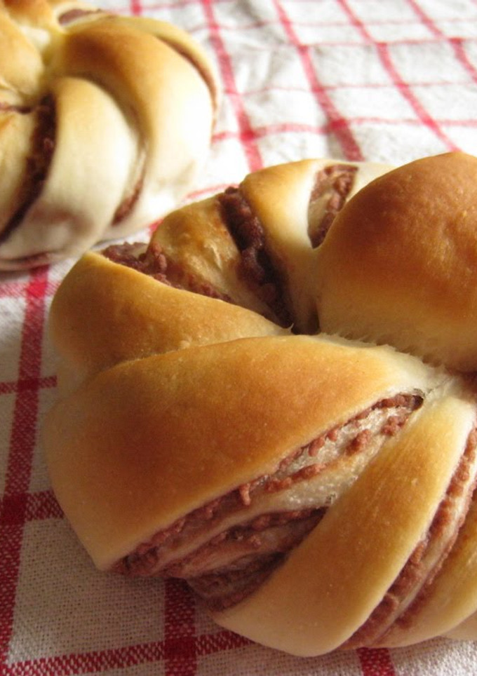 A picture of Spiral Anpan Made with a Bread Machine.