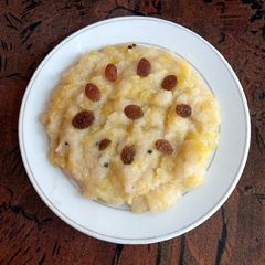 A picture of Sooji halwa with meetha kadu.