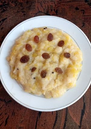 A picture of Sooji halwa with meetha kadu.