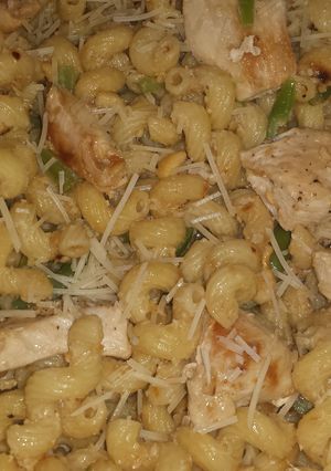 A picture of Cashew butter pasta with chicken.