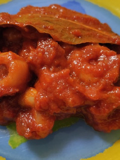 Una foto de 🦑Calamares con salsa de tomate 🍅🧅