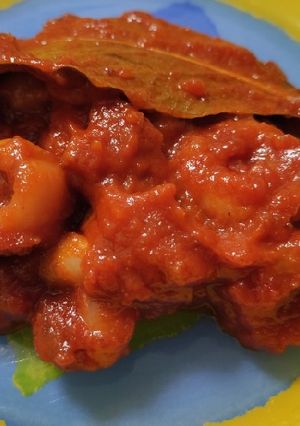 Una foto de 🦑Calamares con salsa de tomate 🍅🧅