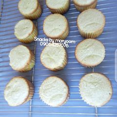 A picture of Vanilla cup cakes.