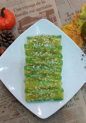 A picture of Steamed Bánh Cốm (Vietnamese Green Rice Cake).