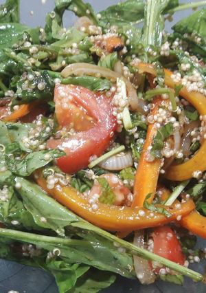 Una foto de Ensalada de quinoa y verduras (almuerzo)