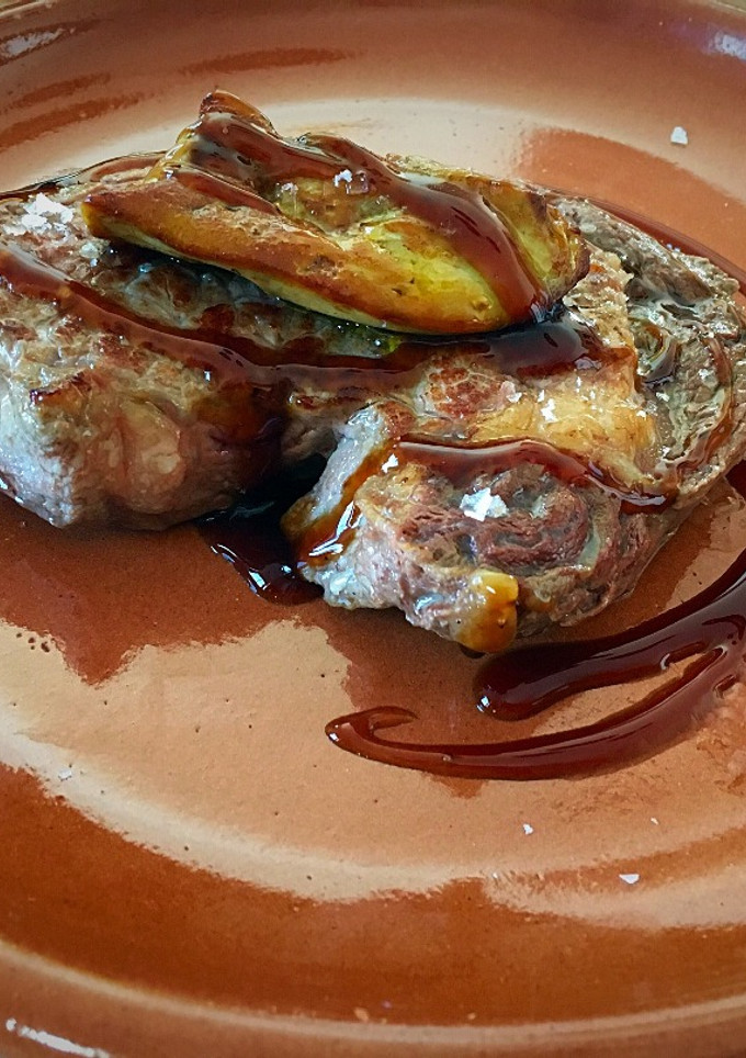 Una foto de Lomo de ternera con foie y reducción de Pedro Ximénez