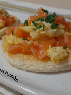 Una foto de Tostas de huevo y salmón