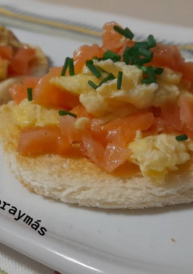 Una foto de Tostas de huevo y salmón