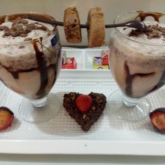 A picture of Swiss roll choco shake.