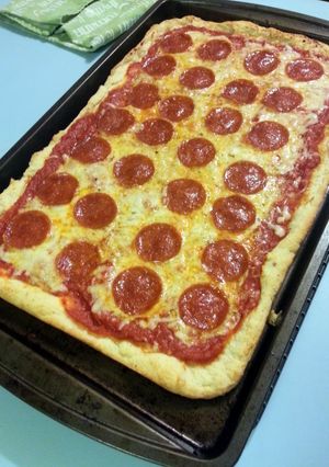 A picture of skye's parmesan & garlic thin crust pizza.