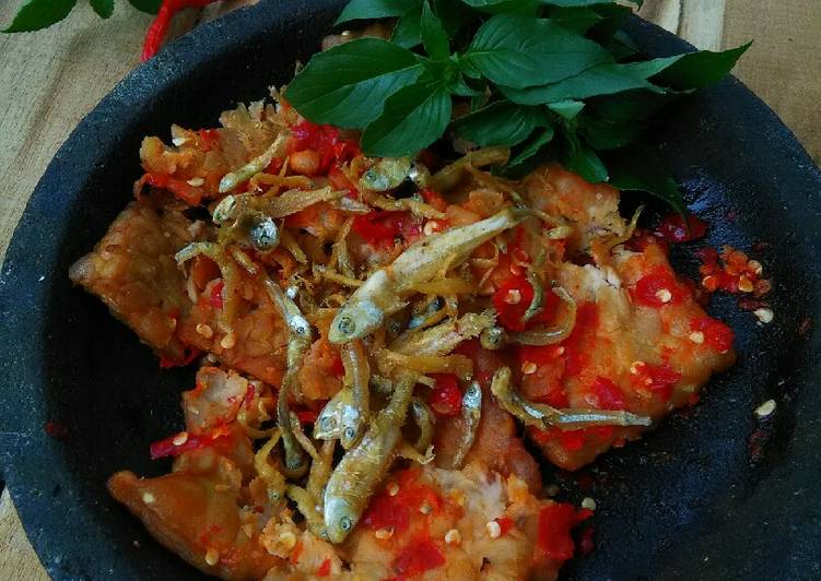 Tempe geprek tabur teri