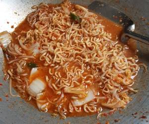 Siap Saji Mie Rebus sawi putih + tauge kuah seblak Sedap