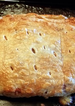 A picture of Ham and cheese puff pastry.