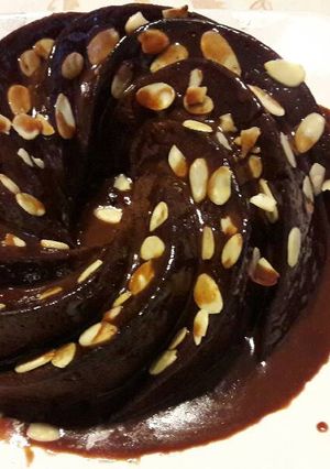 Foto resep Chocolate Bundt Cake with icing chocolate and topping almond